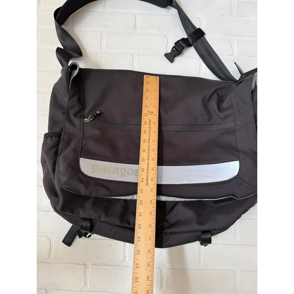 Patagonia Critical Mass Black Messenger Laptop Crossbody Bag Luggage - Picture 8 of 8